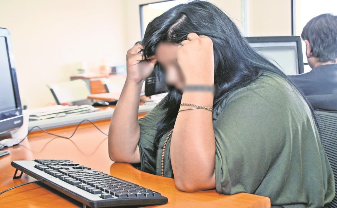 Foto genérica de una mujer agarrándose la cabeza. Especial