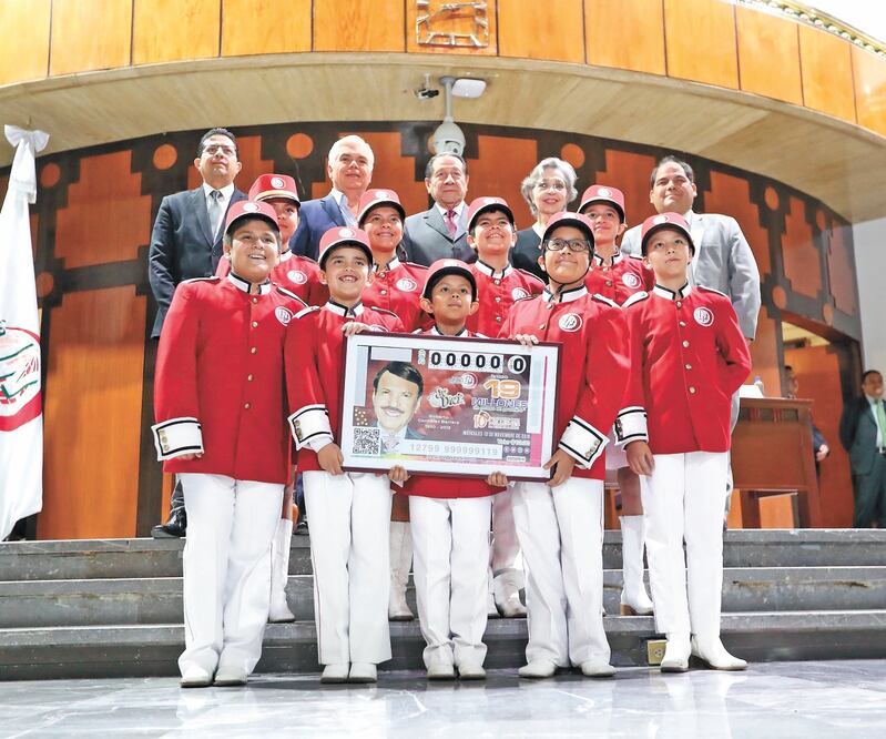 En el salón de sorteos del edificio El Moro de la Lotería Nacional, los tradicionales niños gritones presentaron el modelo del billete emitido en honor del empresario Roberto González. GERMÁN ESPINOSA. EL UNIVERSAL