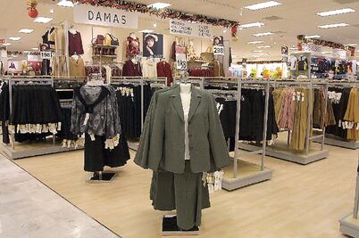 Walmart suma 3 días de alzas por Suburbia