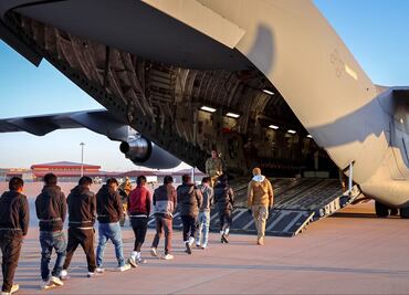 Colombia impide entrada de aviones de EU con deportados; “no nos daban agua, íbamos amarrados”