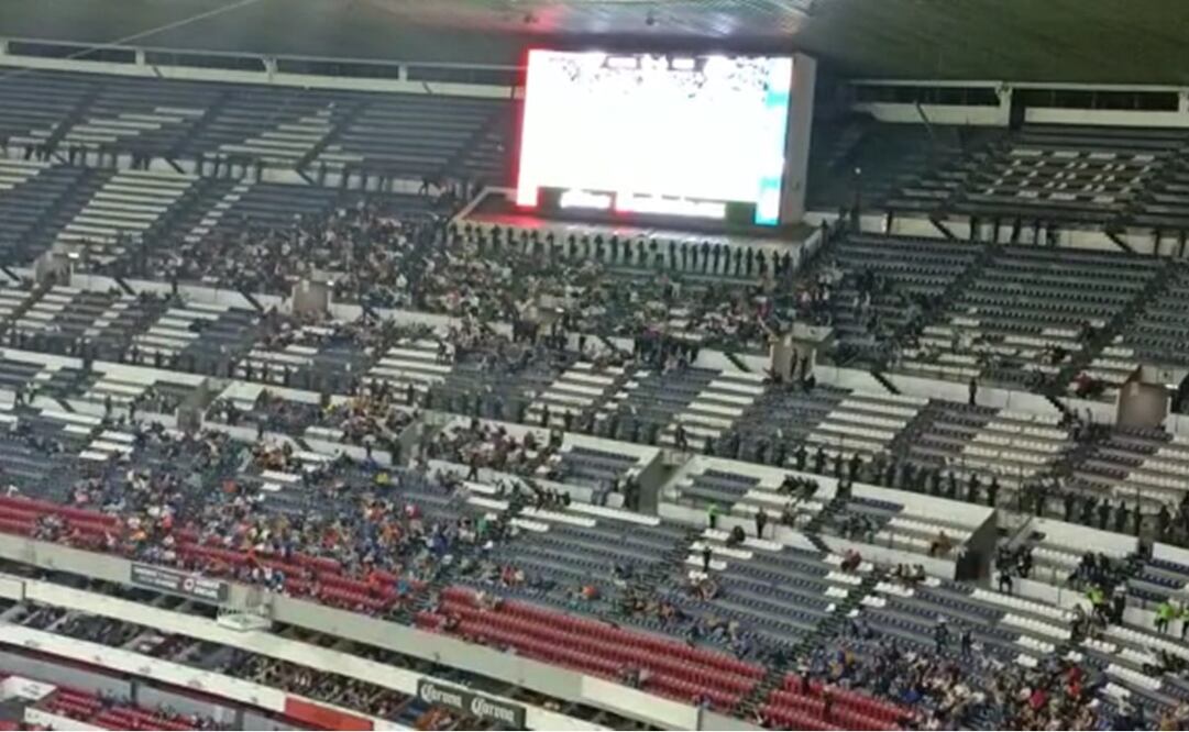 La afición de Pumas intenta realizar un 'Goya' y la afición de Cruz Azul no lo permite - Foto: Especial