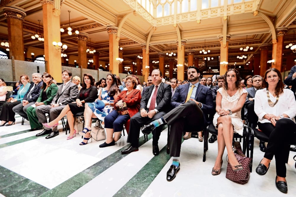 En el Palacio Postal, la familia de EL UNIVERSAL encabezó la ceremonia de cancelación de la estampilla conmemorativa por 100 años de esta casa editorial (LUCÍA GODÍNEZ. EL UNIVERSAL)