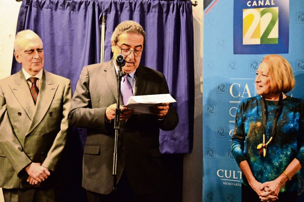 El Secretario de Cultura, Rafael Tovar y De Teresa, Ernesto Velázquez, presidente del canal y Lilia Rossbach de Pérez Gay (JORGE CORDERO. OBTURADORMX)