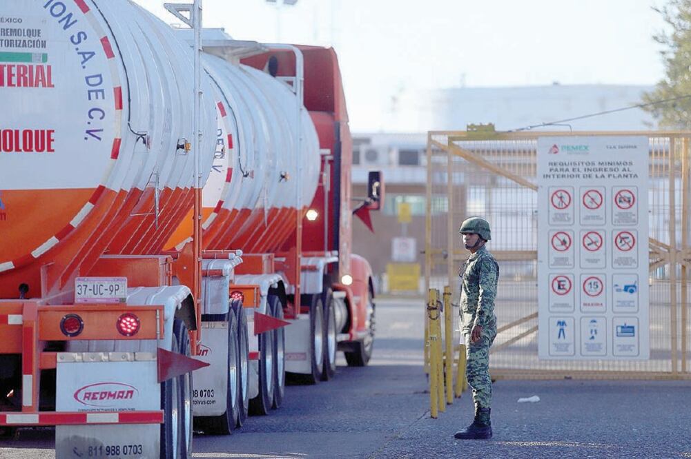 Traslados. Según Concamin, existen 3 mil 500 pipas privadas que apoyan al traslado de 50% de gasolinas. (ARCHIVO EL UNIVERSAL)