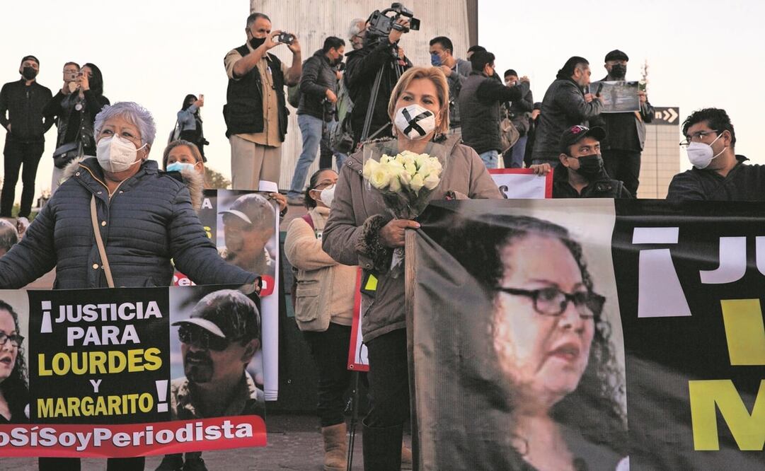 Comunicadores, activistas y familias se dieron cita ayer para manifestarse en contra de los recientes homicidios de dos periodistas en Tijuana. Foto: Aimee Melo. EL UNIVERSAL