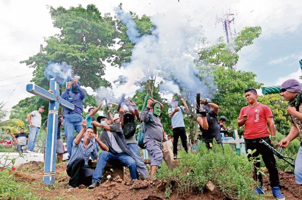 Enojo. Manifestantes disparan sus armas durante el funeral de Jorge Zepada, quien murió por heridas de bala en las protestas del miércoles (ALFREDO ZÚÑIGA. AP)