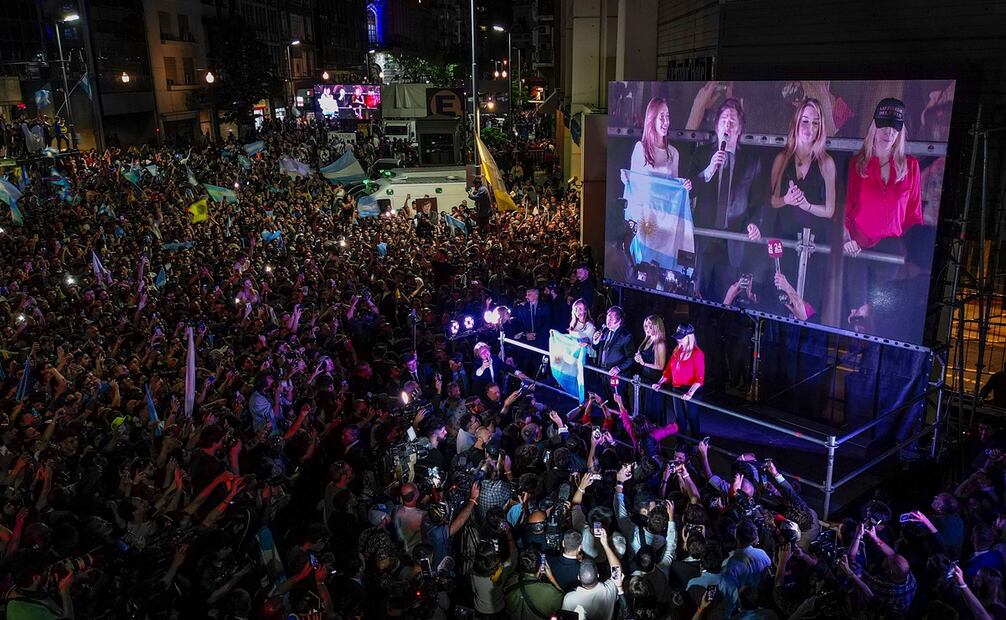 A la izquierda, la próxima vicepresidenta Victoria Villarruel; a la derecha, su novia Fatima Florezi y junto a ella su hermana Karina Milei. Foto: AP