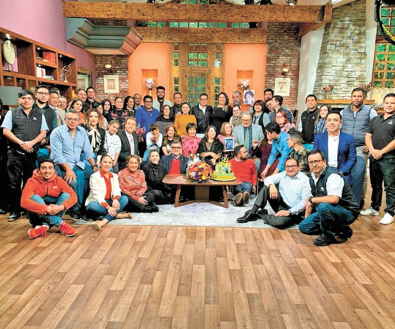 El equipo de 45 personas que conforman el programa de espectáculos ha estado de fiesta toda la semana. Foto: AZTECA