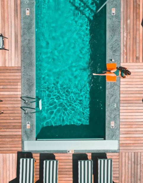 ¿Te puedes contagiar de Covid-19 en una alberca o en la playa?