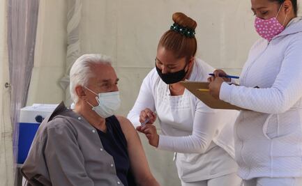 Enrique Guzmán es vacunado contra el Covid-19