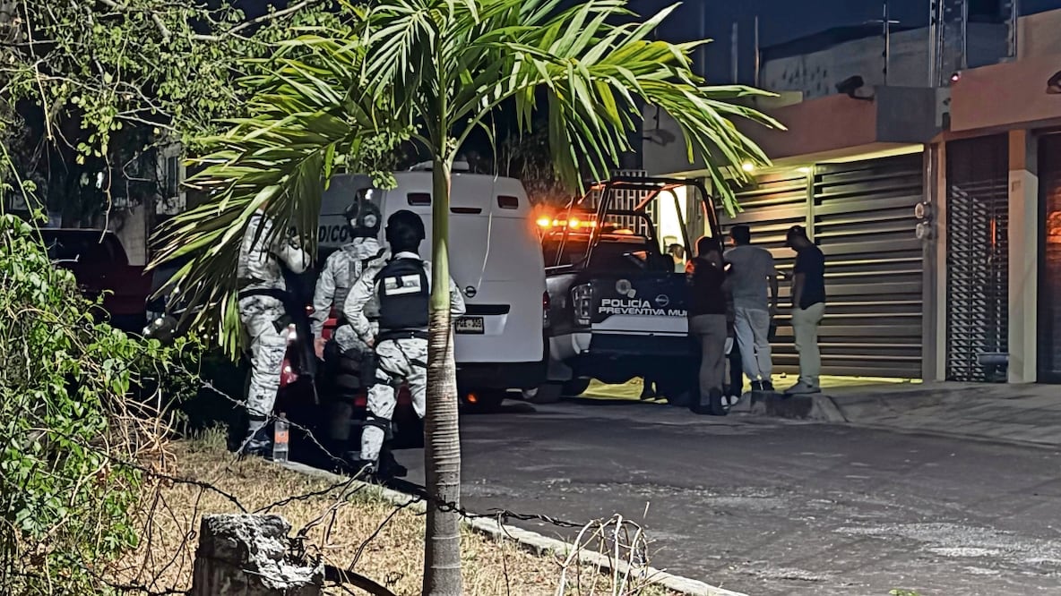 Elementos de seguridad levantaron el cuerpo de un hombre de 50 años localizado muerto en su domicilio en Cuautla. Foto: Especial