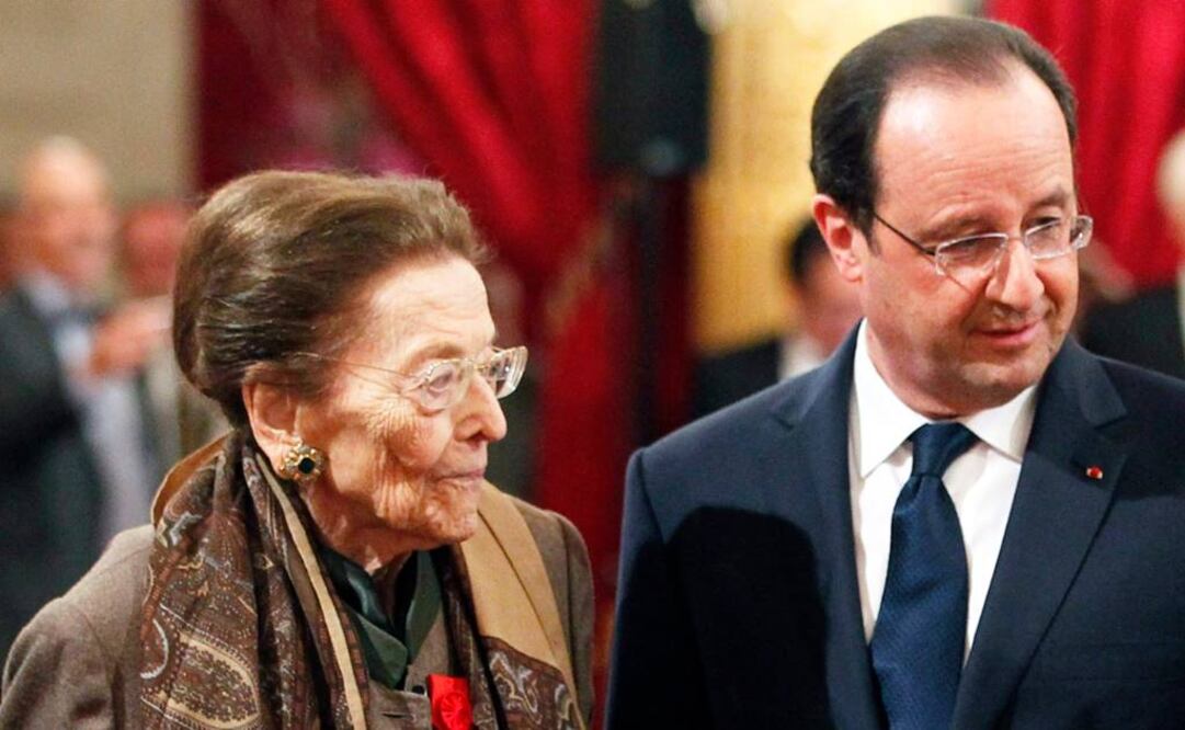 La autora francesa Edmonde Charles-Roux (izda) y el presidente galo, François Hollande (dcha), durante una ceremonia de entrega de medallas en el Palacio del Elíseo en París, el 20 de febrero de 2014. (FOTO: EFE)