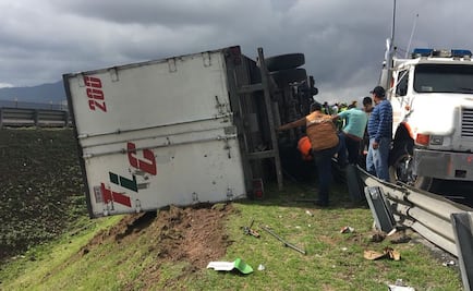 Volcadura complica vialidad en Circuito Exterior Mexiquense