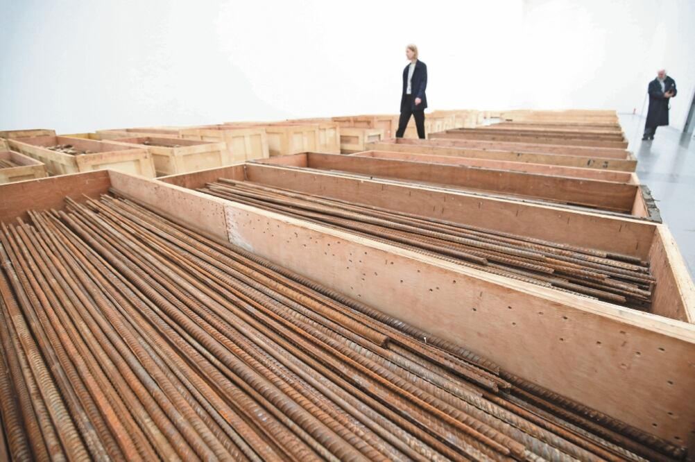 La instalación Straight, en la muestra sobre Ai Weiwei. Foto: RALPH ORLOWSKI. REUTERS