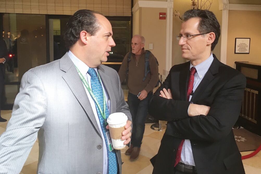 Salvador Behar Lavalle, jefe negociador adjunto, y Kenneth Smith Ramos, jefe negociador técnico de México, durante un receso en la cuarta ronda. (IVETTE SALDAÑA. EL UNIVERSAL)