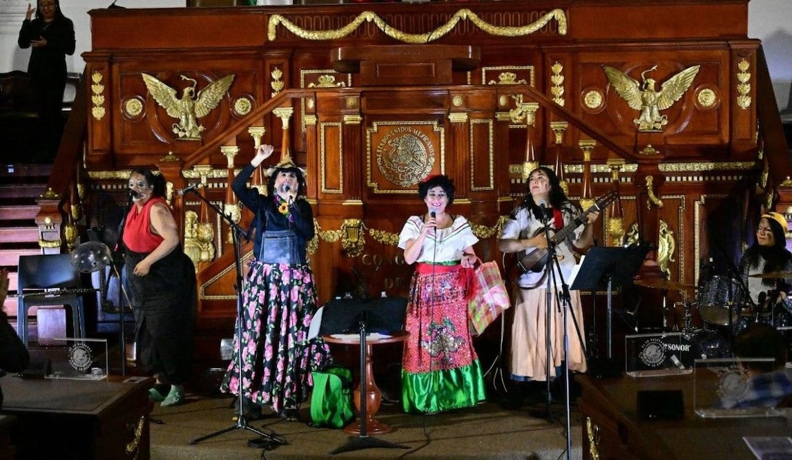 Congreso de la CDMX da paso al Cabaret; en el Pleno se presentan “Las Reinas Chulas”. Foto: Especial
