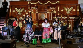 Morena defiende show de cabaret en el Congreso CDMX; oposición acusa falta de respeto al recinto