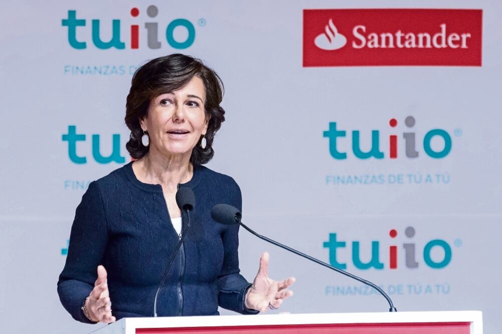Ana Botín, presidenta de Santander, fue la encargada de presentar el programa Tuiio, proyecto de inclusión financiera que busca llegar a 280 mil microempresa s mexicanas en cuatro años. (GERMÁN ESPINOSA. EL UNIVERSAL)