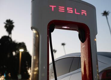 Acciones de Tesla siguen en picada; profundizan caída de 14% por pelea entre Elon Musk y Trump