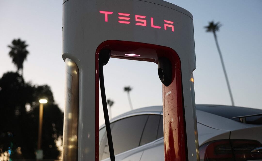Un vehículo eléctrico (VE) Tesla se recarga en una estación Tesla Supercharger el 2 de enero de 2025 en Pasadena. FOTO: AFP