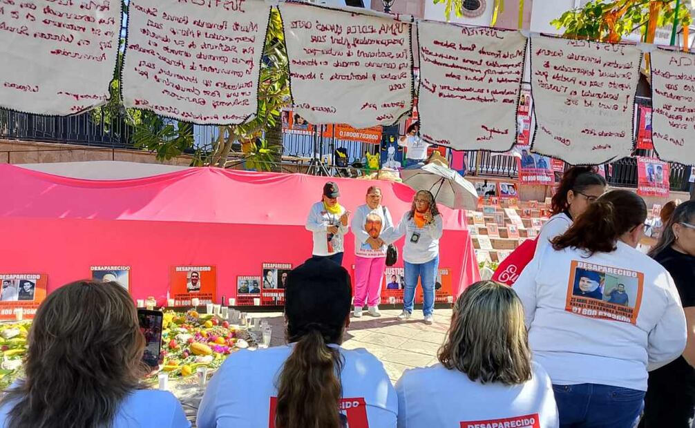 Colectivo “Sabuesos Guerreras” coloca memorial por desaparecidos en catedral de Culiacán.
Foto: Especial.