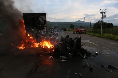 Suman 3 vehículos incendiados por normalistas en Michoacán