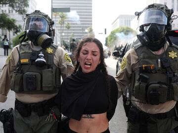 Trump encabeza desfile militar mientras en Los Ángeles dispersan a "No Kings" con granadas aturdidoras; sigue aquí la cobertura en vivo