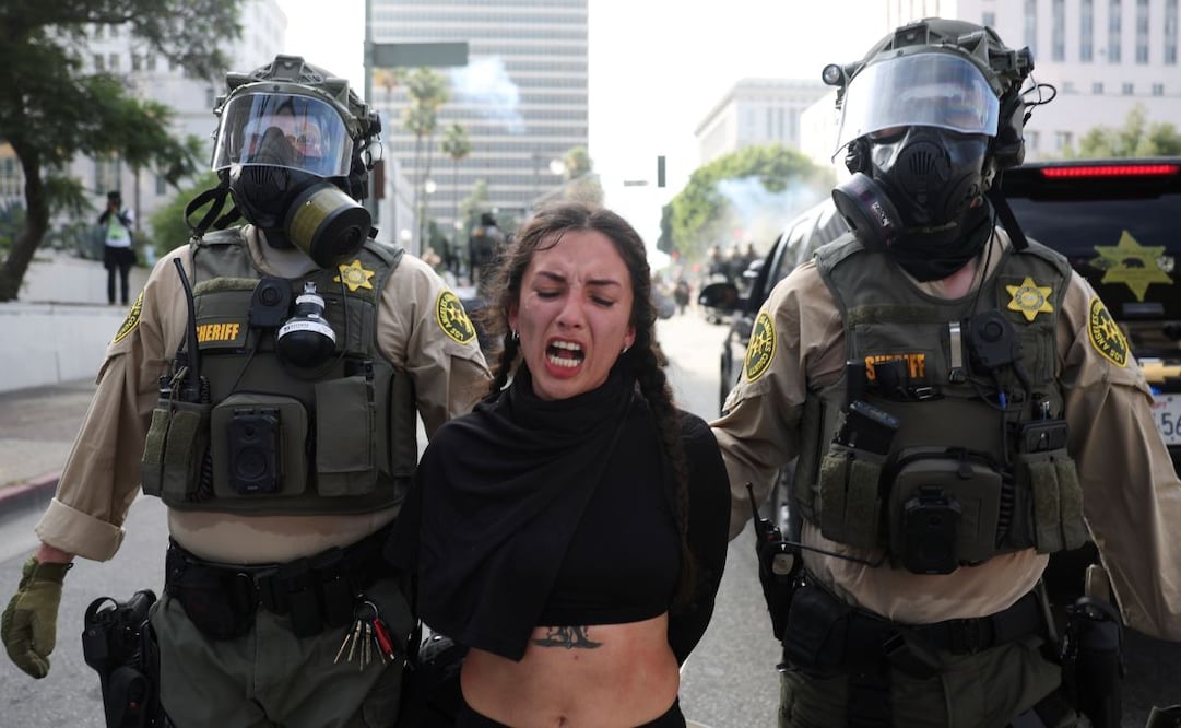 Dispersan a manifestantes del "No Kings" en Los Ángeles con granadas aturdidoras. Foto: Ethan Swope/AP
