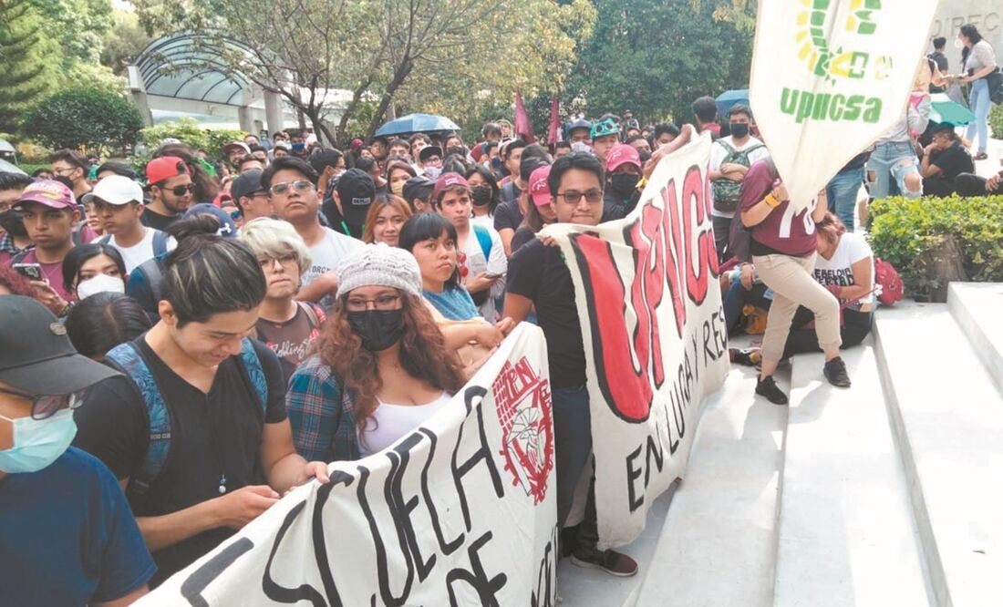Estudiantes de varios planteles en paro se reunieron en la Plaza Roja, en Zacatenco, desde donde marcharon a la Dirección General del IPN