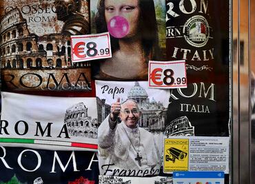 FOTOS: Restaurantes, bares y hoteles en Roma hacen “su agosto” con el deceso del papa Francisco