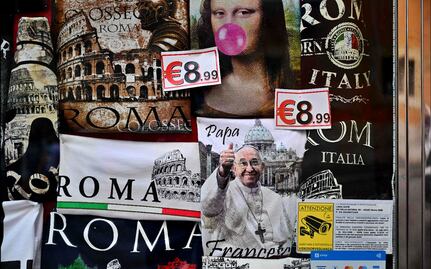 FOTOS: Restaurantes, bares y hoteles en Roma hacen “su agosto” con el deceso del papa Francisco