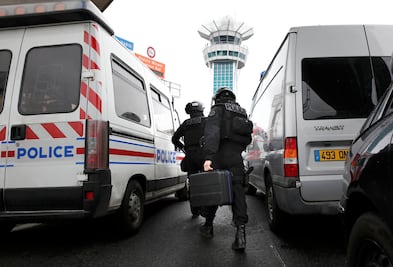 En control pericial cerca de París resulta herida una policía