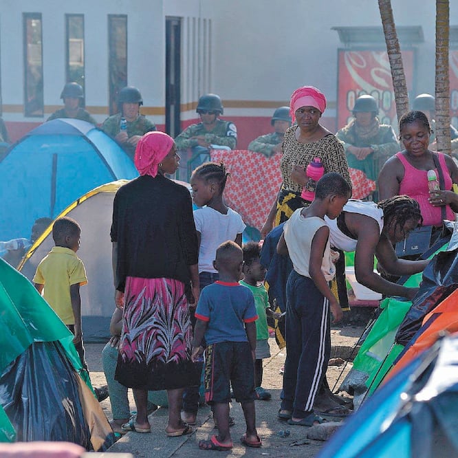 Protesta africana. La Guardia Nacional resguarda la Estación Migratoria Siglo XXI en Tapachula, tras destrozos que ocasionaron africanos y haitianos. EFE. CARLOS LÓPEZ