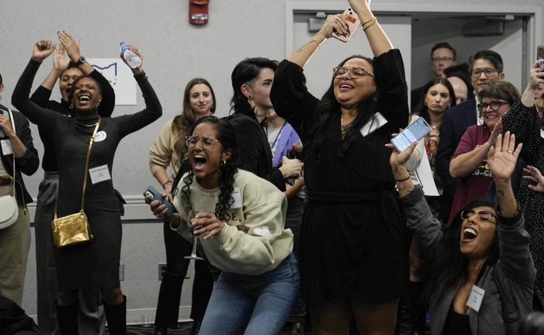 Partidarios de la Cuestión 1 celebran mientras Rhiannon Carnes, directora ejecutiva de la campaña y de la Ohio Women’s Alliance, habla en una fiesta electoral en Columbus Ohio. Foto: AP