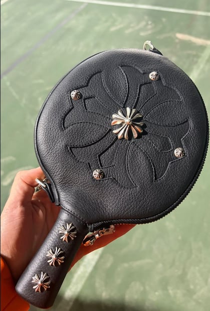 La bolsa circular de Timothée hecha a partir de una raqueta de ping pong. Foto: Instagram @tchalamet