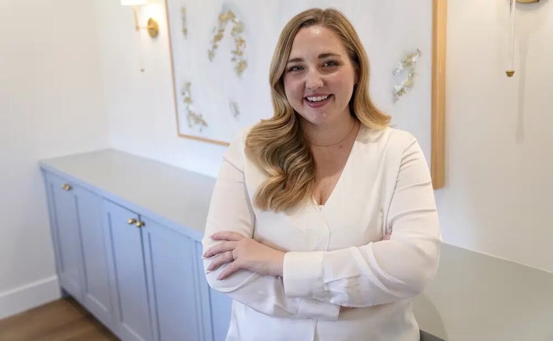 Paige Pritchard, quien ofrece consejos financieros por TikTok, en su casa en Coppell, Texas. Foto: AP 