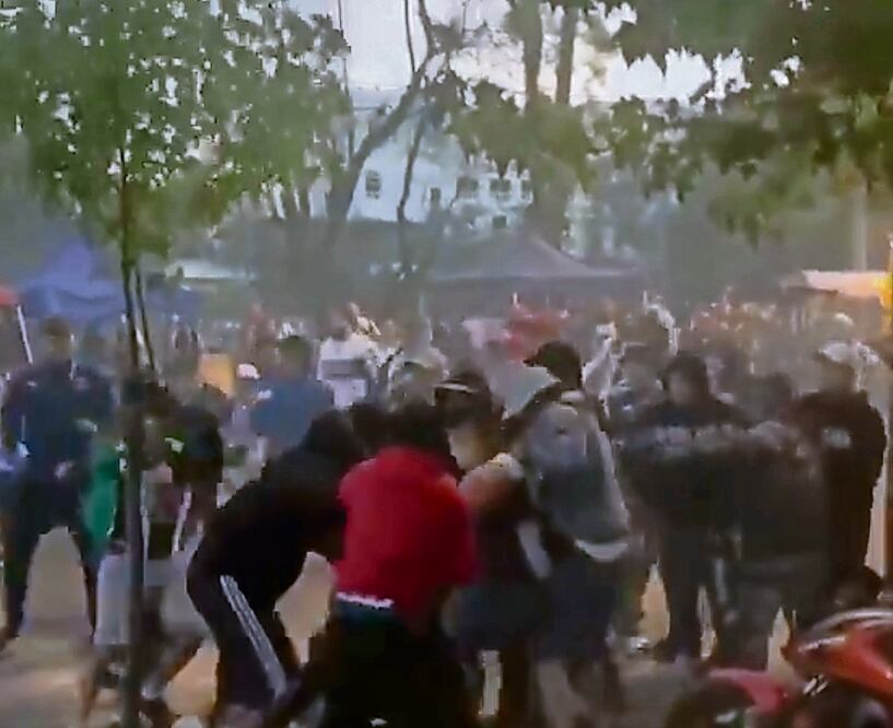 Aficionados del Comunicaciones y Rayados se enfrentaron fuera del estadio. Foto: Especial