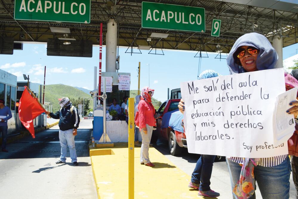 Integrantes de la CETEG bloquearon las casetas de Palo Blanco, Chilpancingo (imagen); Acapulco, La Venta; Autopista del Sol, y en la Unión, en la Costa Grande, la caseta Feliciano de la autopista siglo XXI que conecta Guerrero con Michoacán (DASSAEV TÉLL)