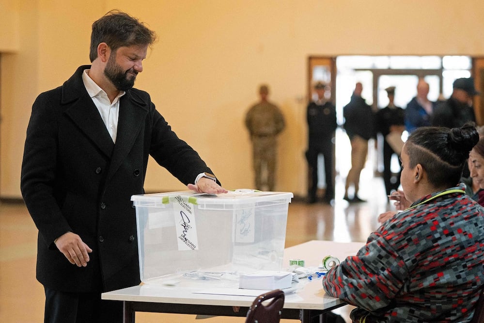 El presidente chileno, Gabriel Boric, emite su voto en Punta Arenas, durante la segunda vuelta de las presidenciales en Chile. FOTO: AFP
