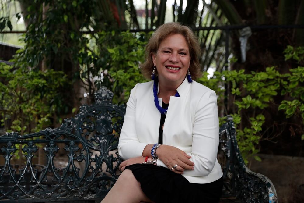 Josefa González-Blanco, extitular de la Semarnat, quien tras ocasionar el retraso del despegue de un vuelo que debía abordar presentó la dimisión a su cargo, misma que aceptó el presidente López Obrador. Foto: Archivo El Universal