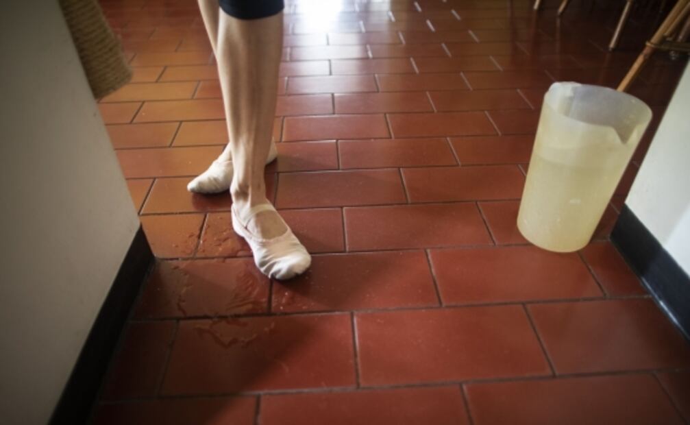 "¿Por qué sigo entrenando?": Así sobrevive la pandemia una bailarina de ballet en Venezuela