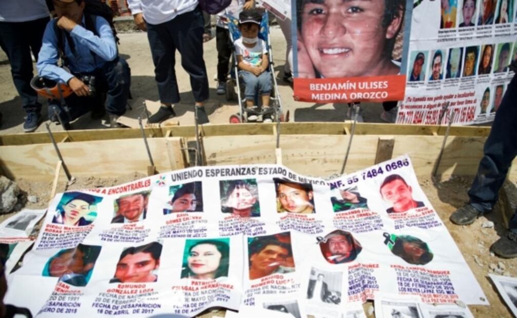 Marchan sobre Reforma familiares de desaparecidos; exigen Banco Nacional de Datos Forenses