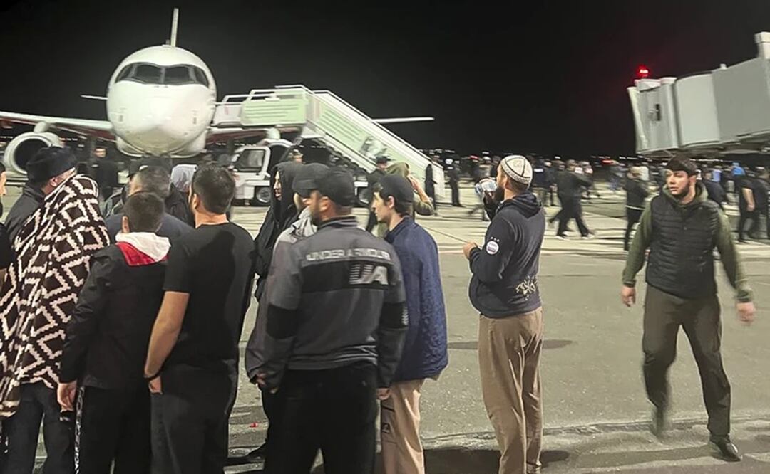Gente corea lemas antisemitas en un aeropuerto en Makhachkala, Rusia, el lunes 30 de octubre de 2023. Foto: AP
