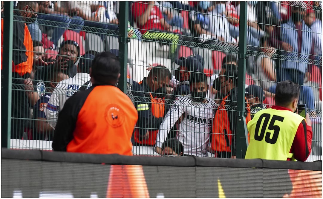 Aficionados son retirados del Nemesio Diez por alterar el orden en el estadio / FOTO: Twitter: @LigaBBVAMX