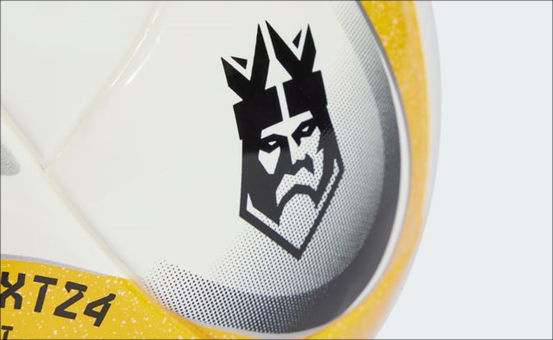 Miguel Layún presenta el tecnológico balón que tendrá la Kings League Américas - Foto: Kings League Santander