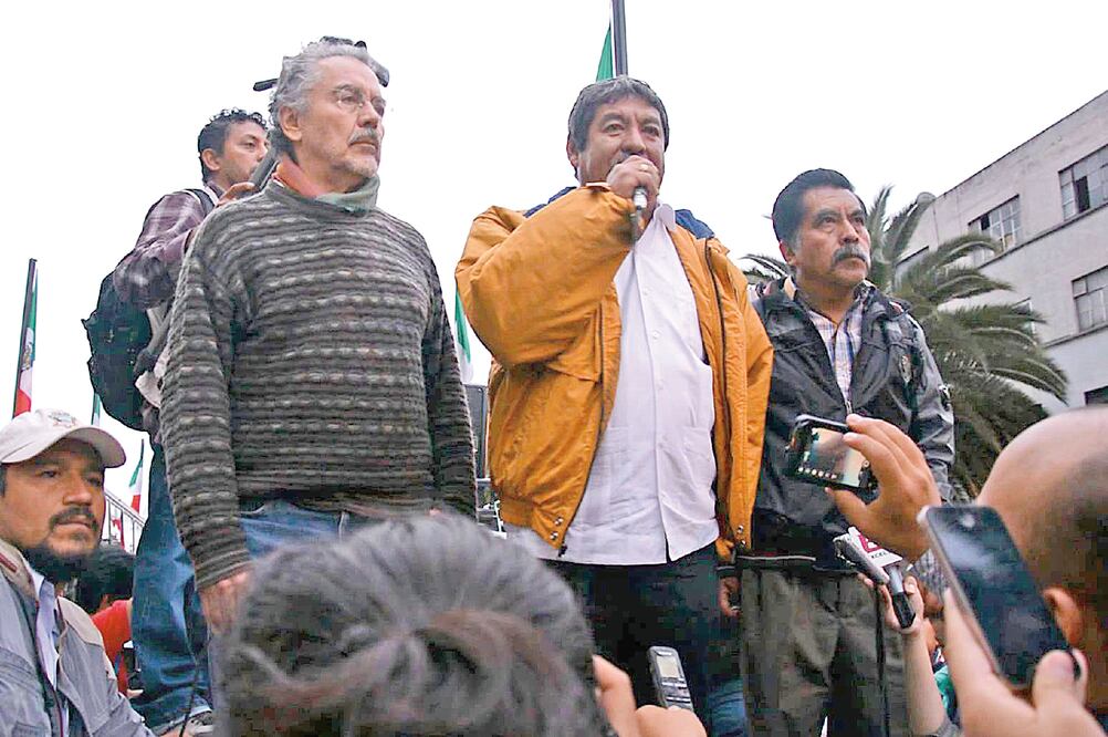 En cinco años, Rubén Núñez (al centro) ha percibido más de 3 millones de pesos por dos plazas que tiene como docente en Putla, Oaxaca