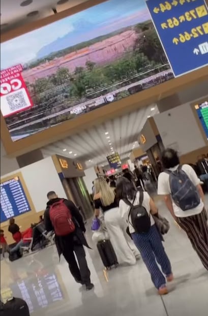 Las y los creadores de contenido publicaron historias de Instagram mostrando cómo quedaron "varados" en el AICM, en espera de una solución por parte de la aerolínea. Foto: Instagram @bebeshitadany