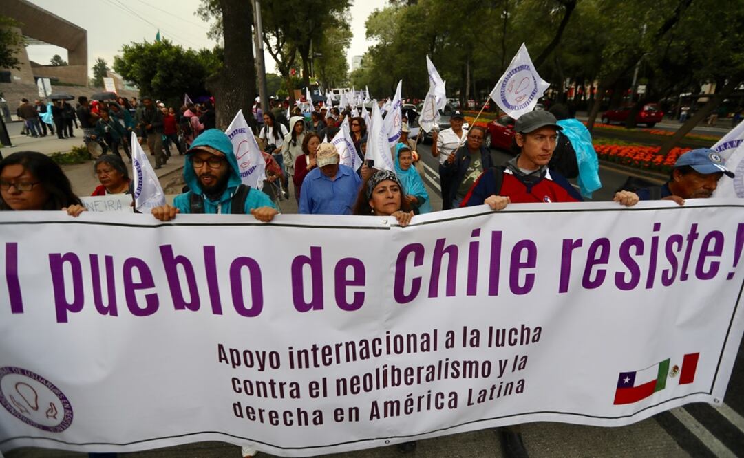 Esta tarde miembros de la comunidad chilena se manifestaron frente a la embajada de Chile en México / Germán Espinosa. EL UNIVERSAL
