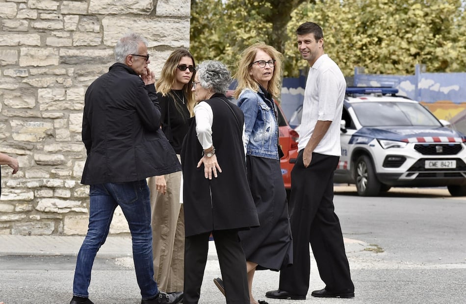 Gerard Piqué junto con madre Montserrat, su padre Joan y su pareja, Clara Chía Martí.
Foto: Clasos