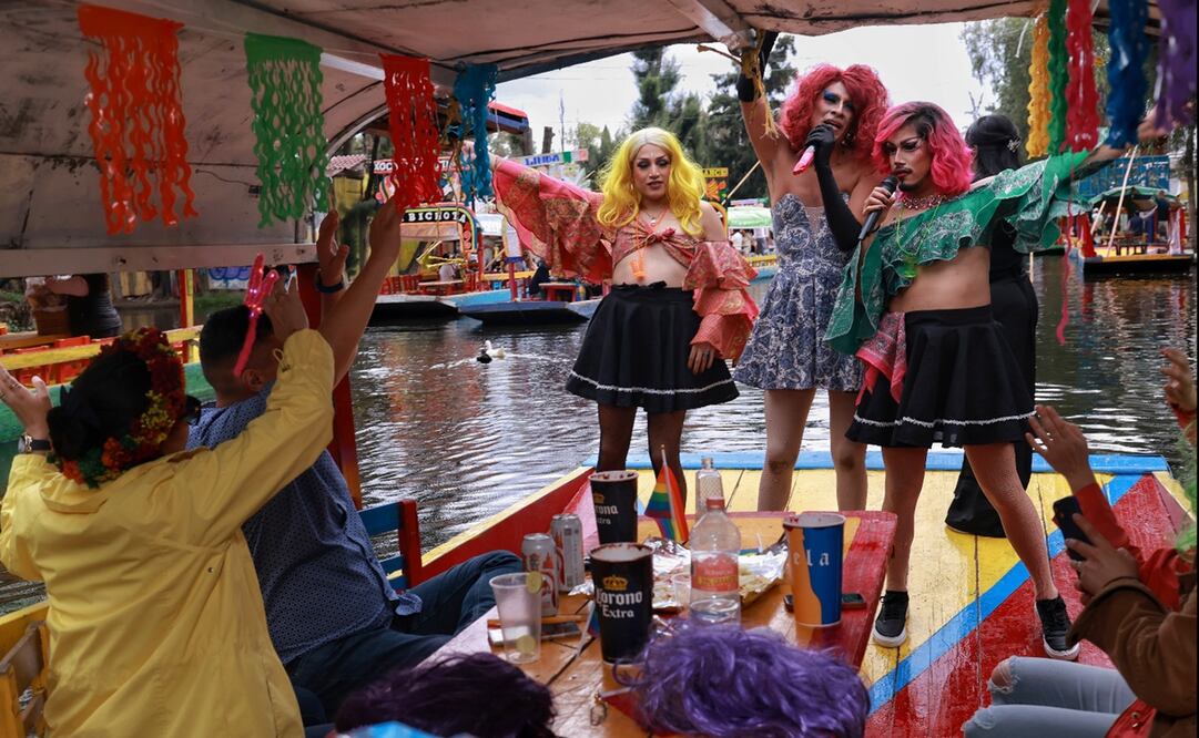 El colectivo LGBTQ+ Chilangas Dragas durante el show Dragjineras que realizan en el embarcadero salitre en Xochimilco. Foto: Fernanda Rojas / EL UNIVERSAL